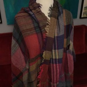 Scarf shawl with pockets